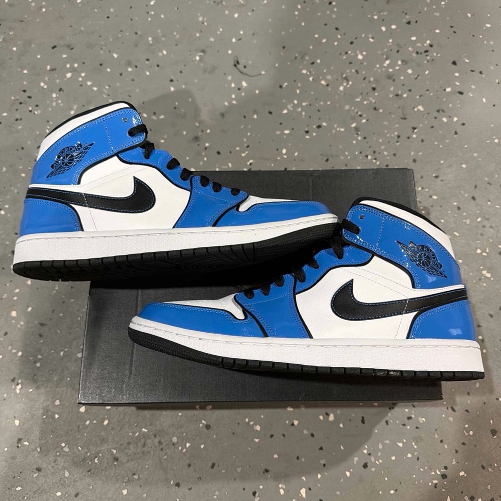 2021 Air Jordan 1 Mid SE ‘Signal Blue’